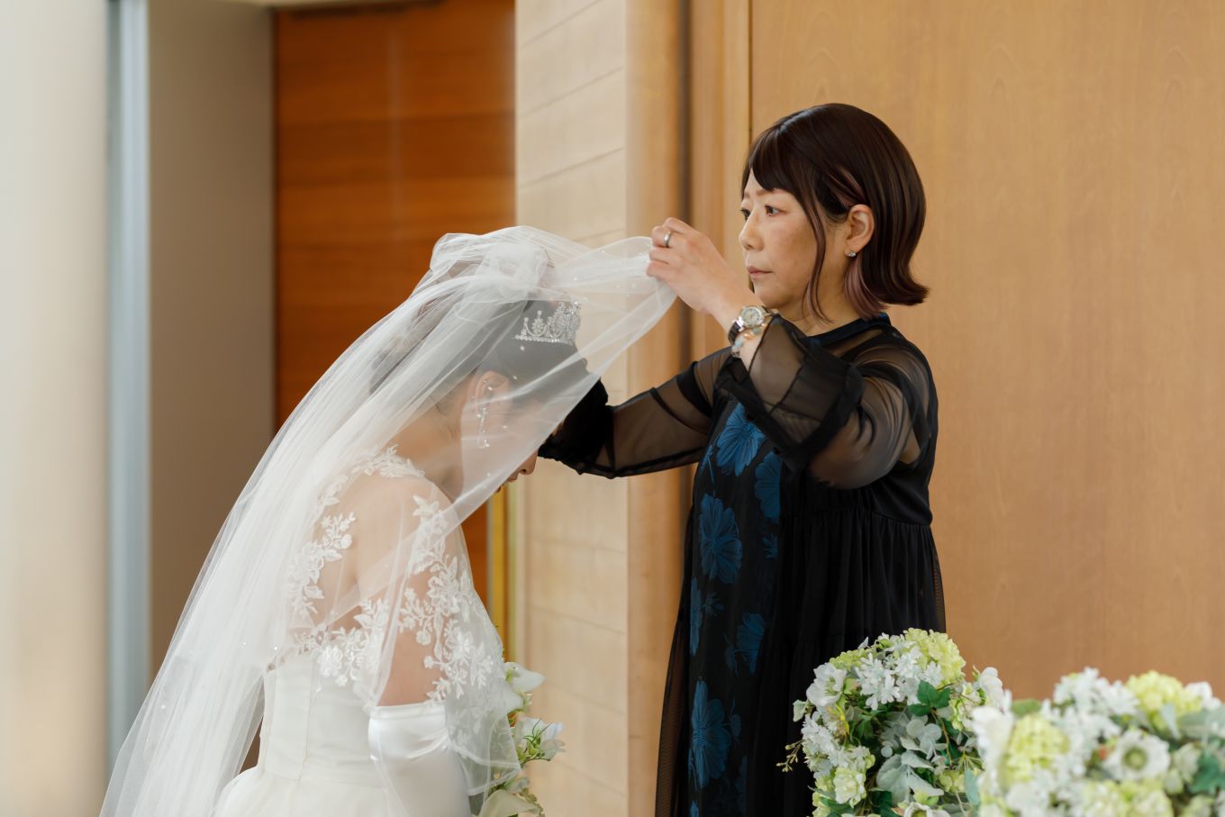 ご新婦様お母様にはベールダウンを行っていただきました。   ベールは『新婦を守るもの』と言われております。 ベールをおろしていただくことは、新婦の幸せと安全を願うことになります。 時間にすると一瞬ですが、思いがたくさん詰まったセレモニーでございます。